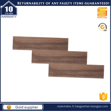 Tuile en bois marron pour plancher